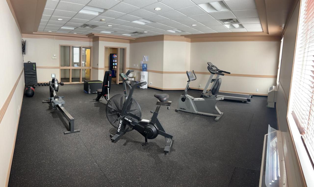 Ramada By Wyndham Estevan מראה חיצוני תמונה