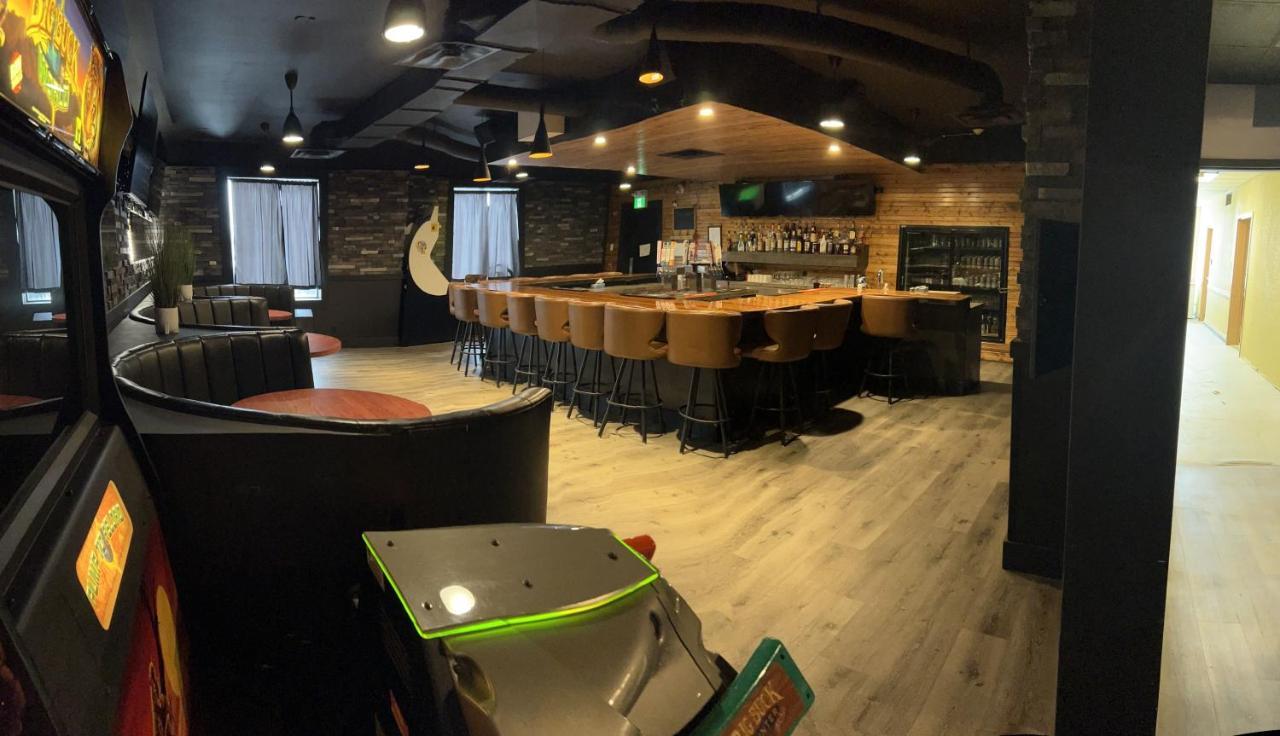 Ramada By Wyndham Estevan מראה חיצוני תמונה