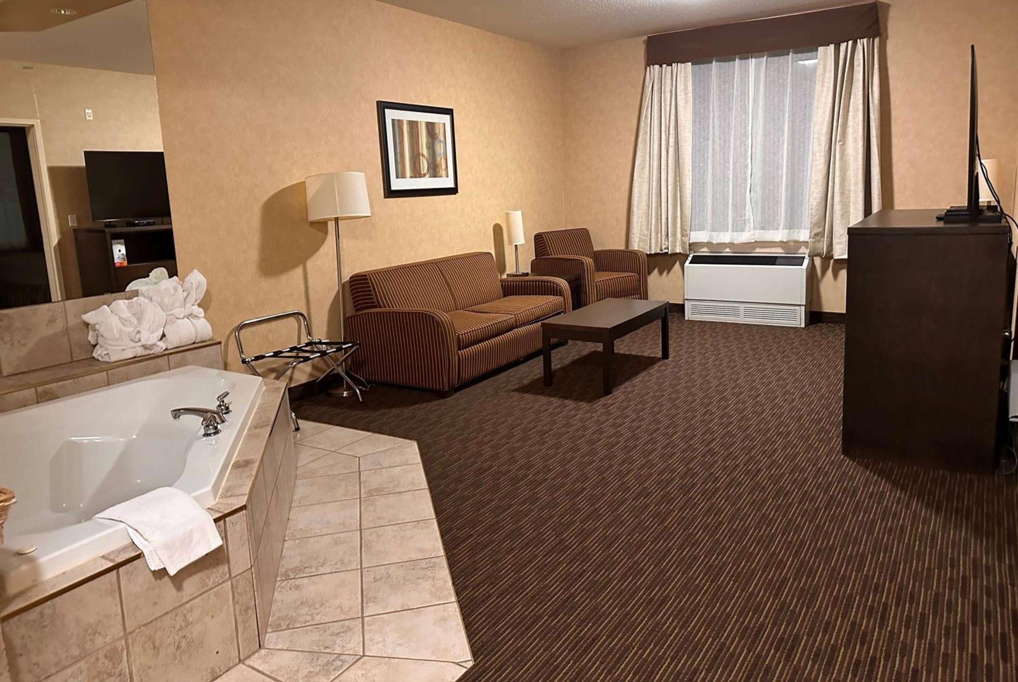 Ramada By Wyndham Estevan מראה חיצוני תמונה