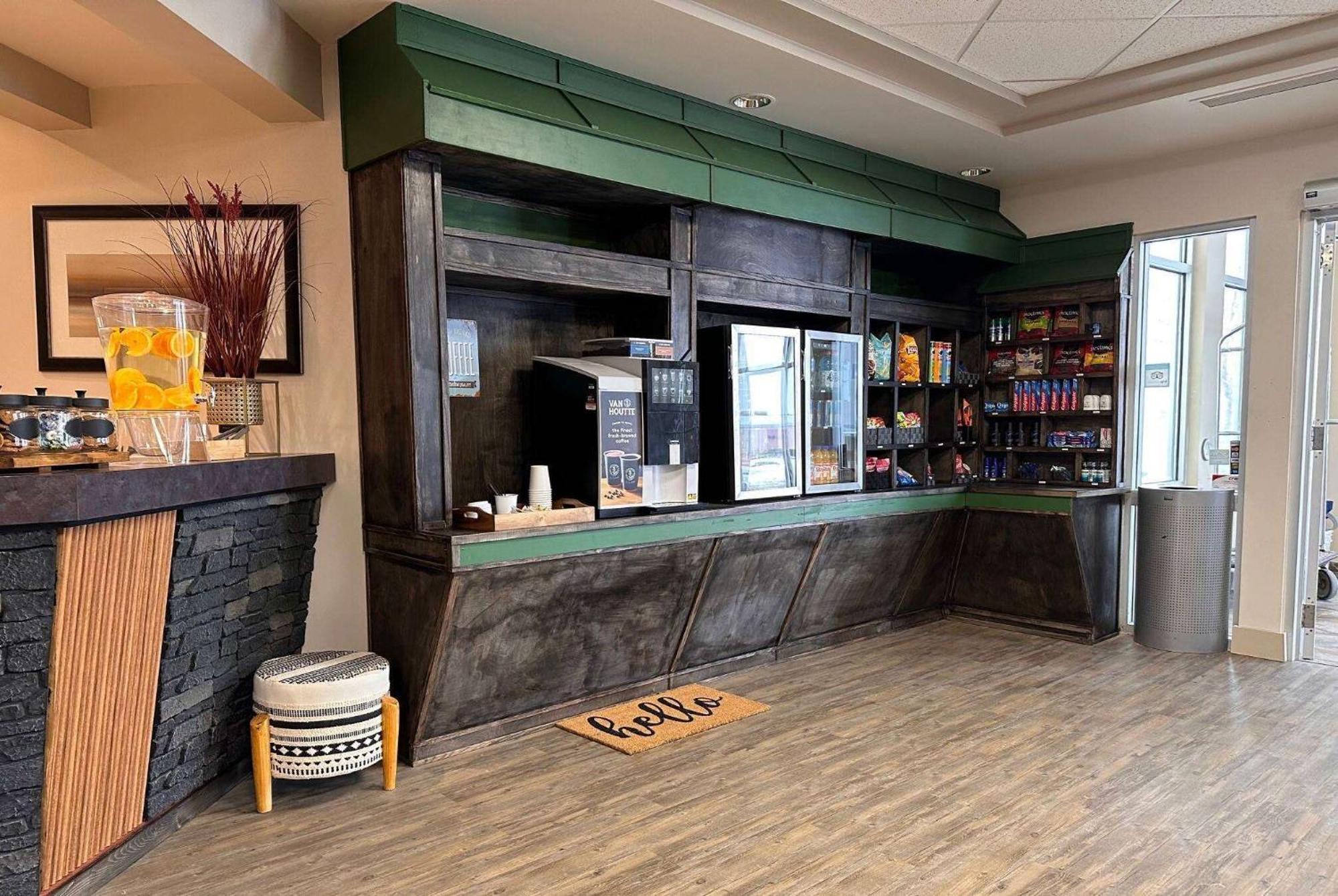 Ramada By Wyndham Estevan מראה חיצוני תמונה