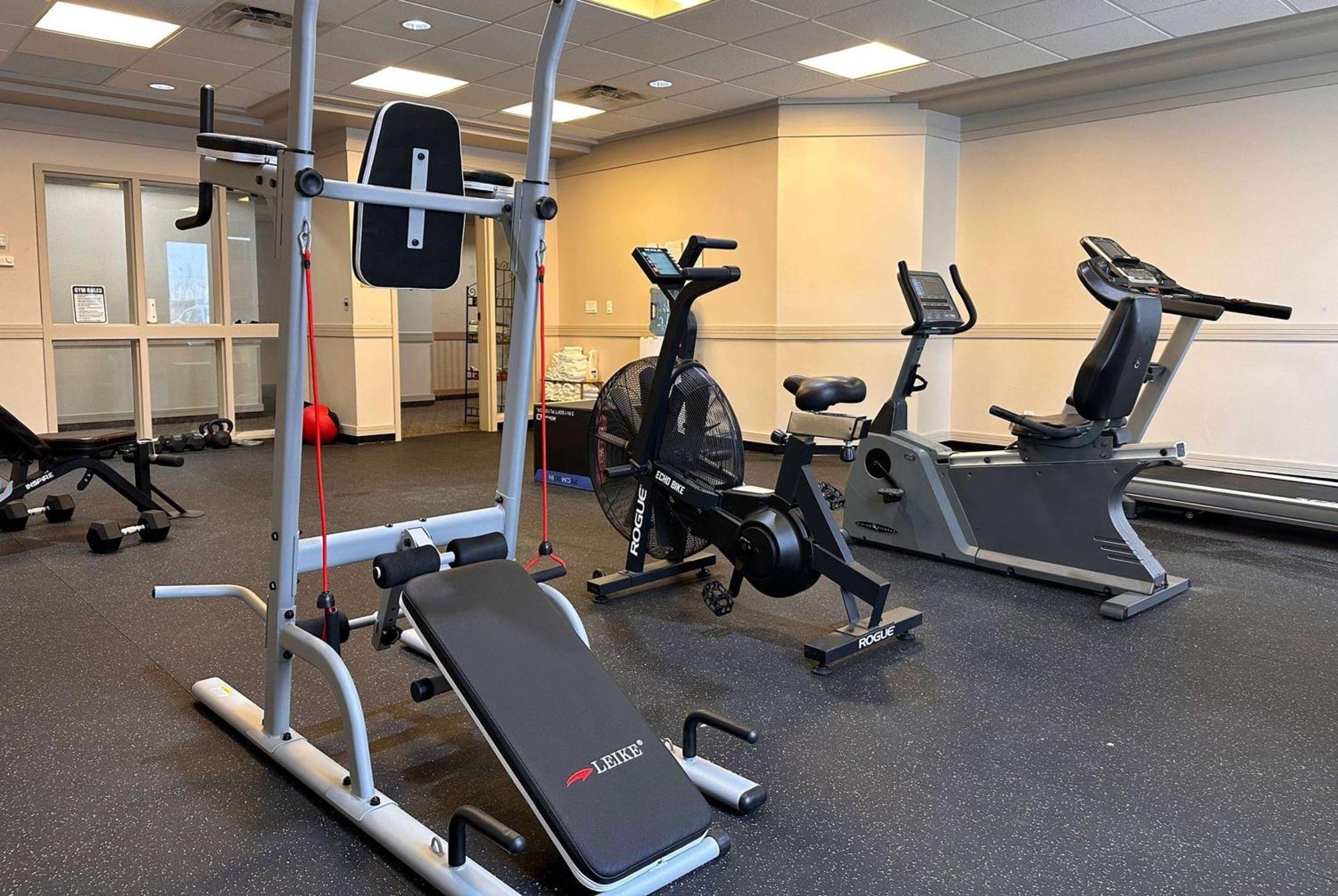 Ramada By Wyndham Estevan מראה חיצוני תמונה
