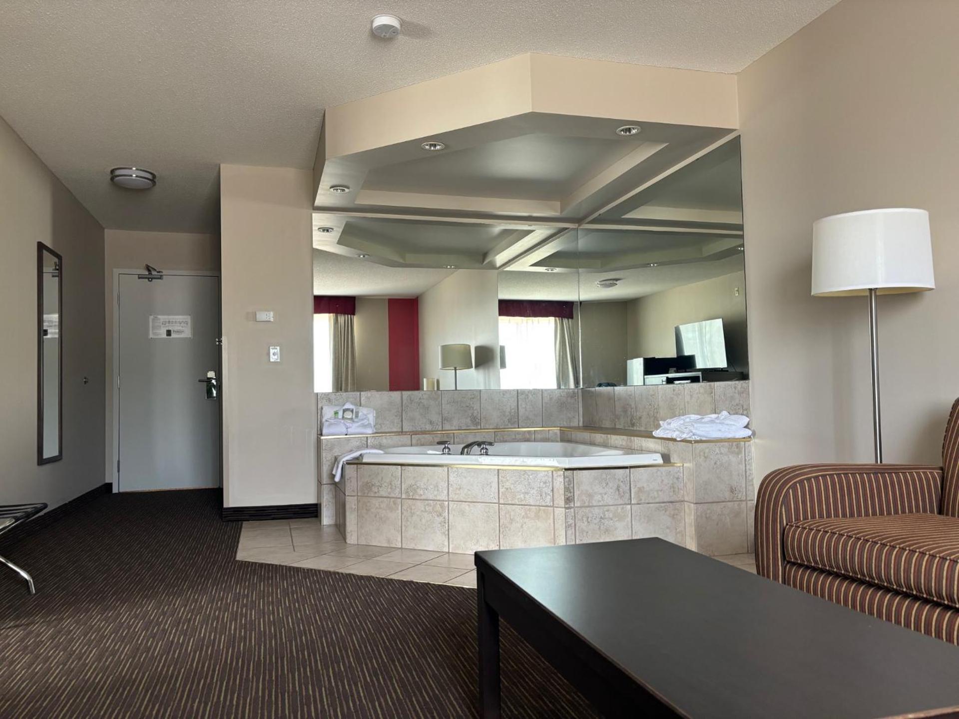 Ramada By Wyndham Estevan מראה חיצוני תמונה