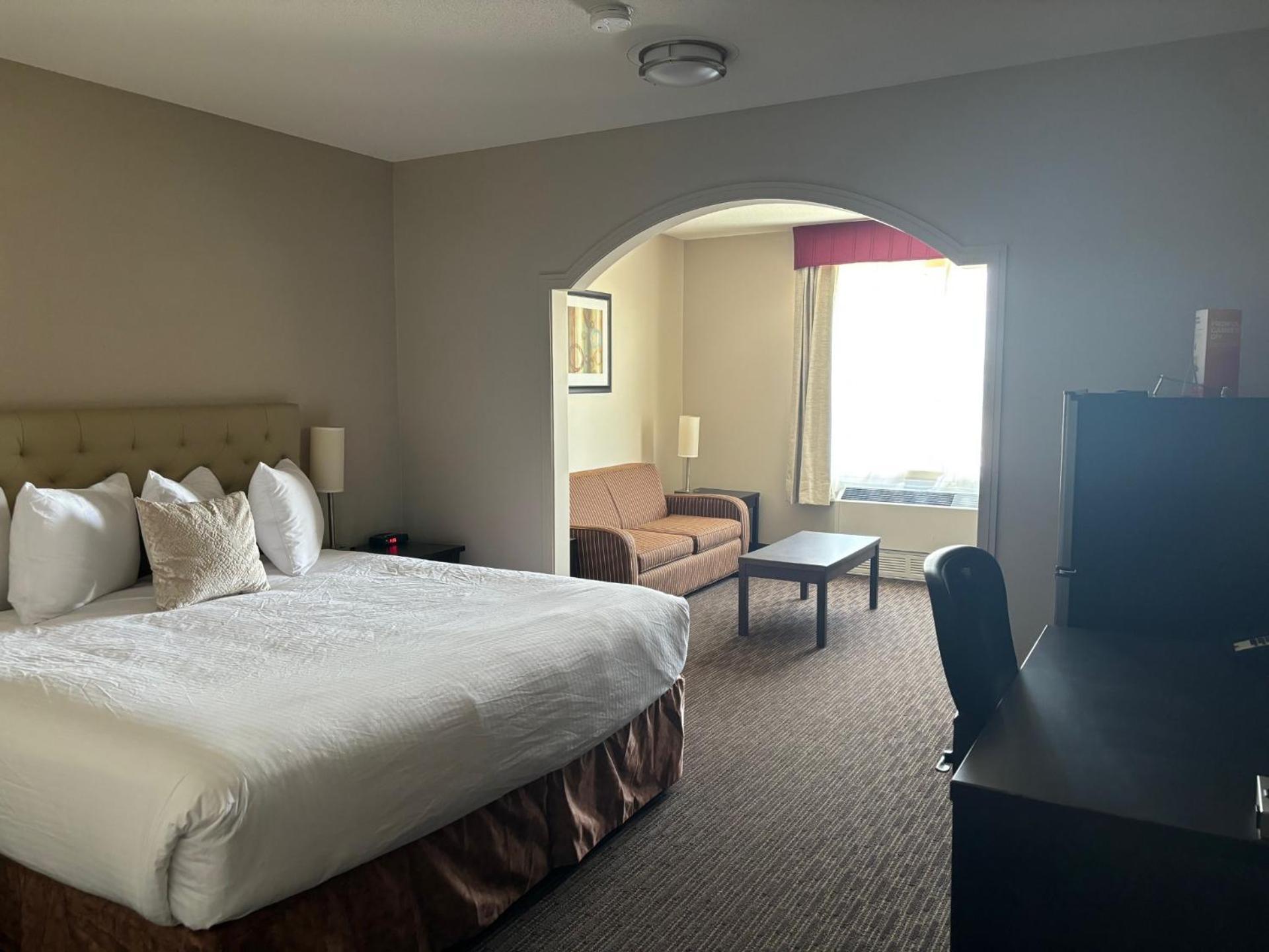 Ramada By Wyndham Estevan מראה חיצוני תמונה