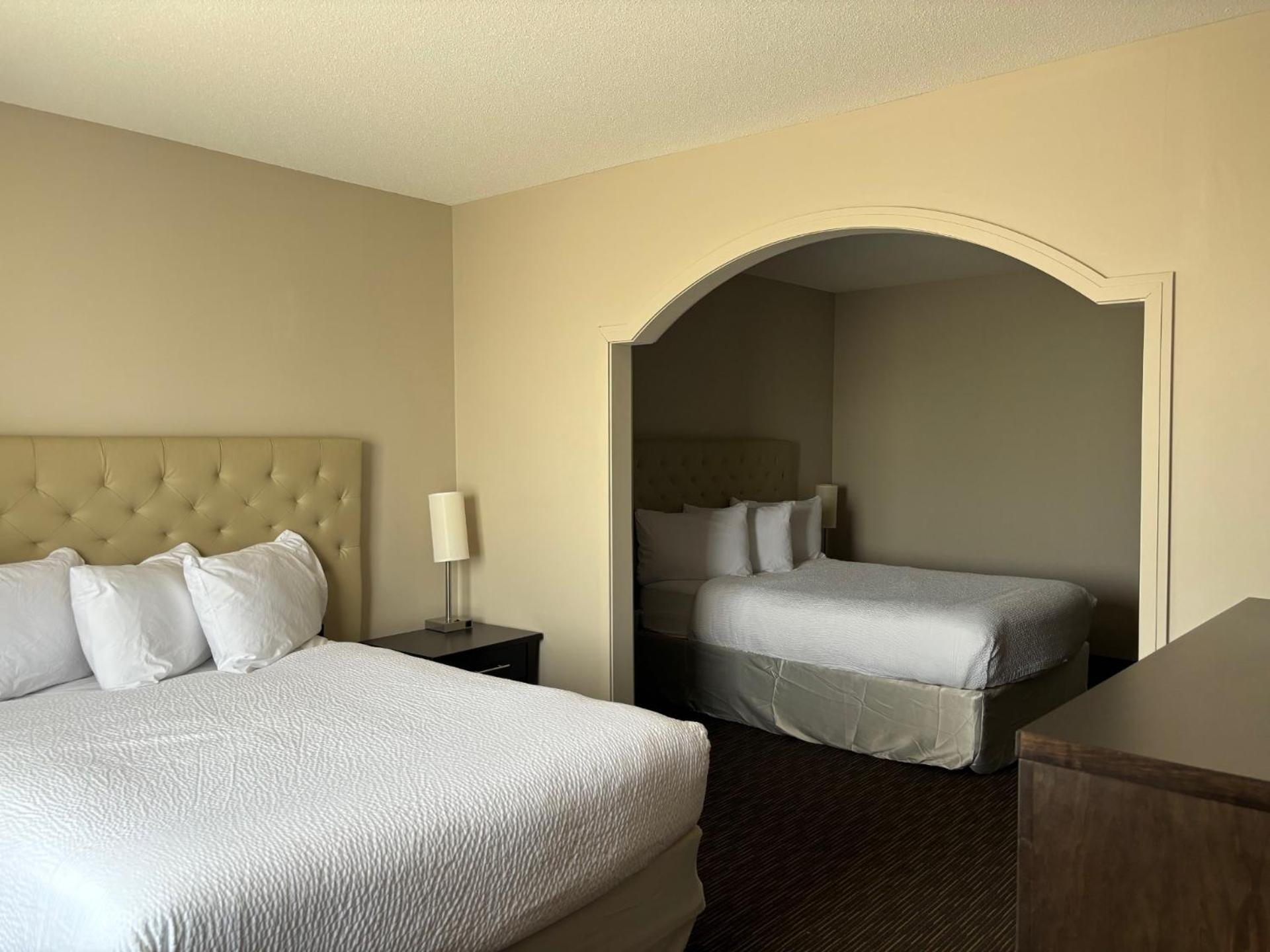 Ramada By Wyndham Estevan מראה חיצוני תמונה