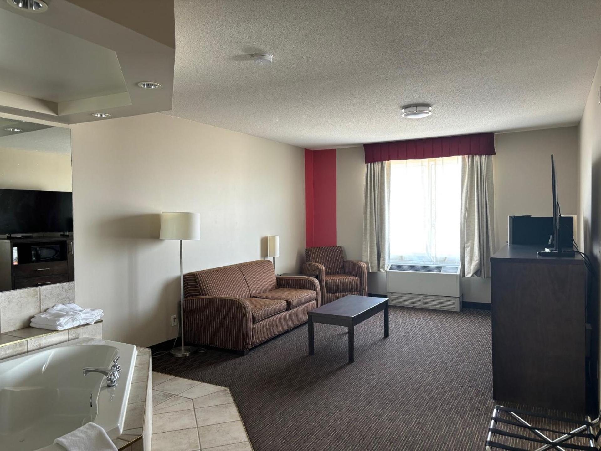 Ramada By Wyndham Estevan מראה חיצוני תמונה