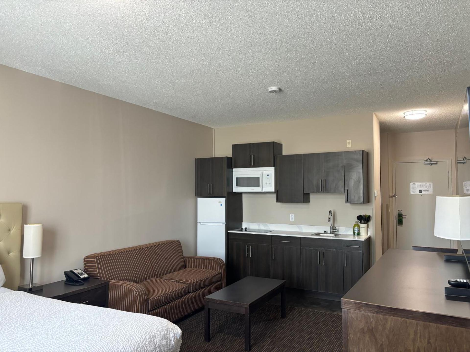 Ramada By Wyndham Estevan מראה חיצוני תמונה