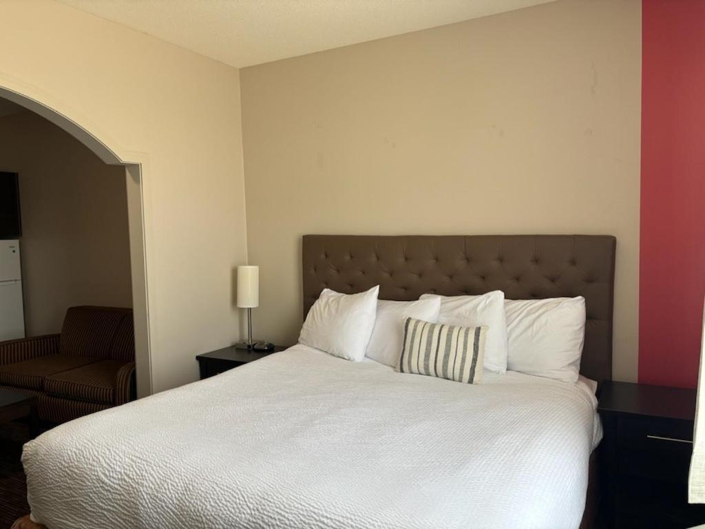 Ramada By Wyndham Estevan מראה חיצוני תמונה