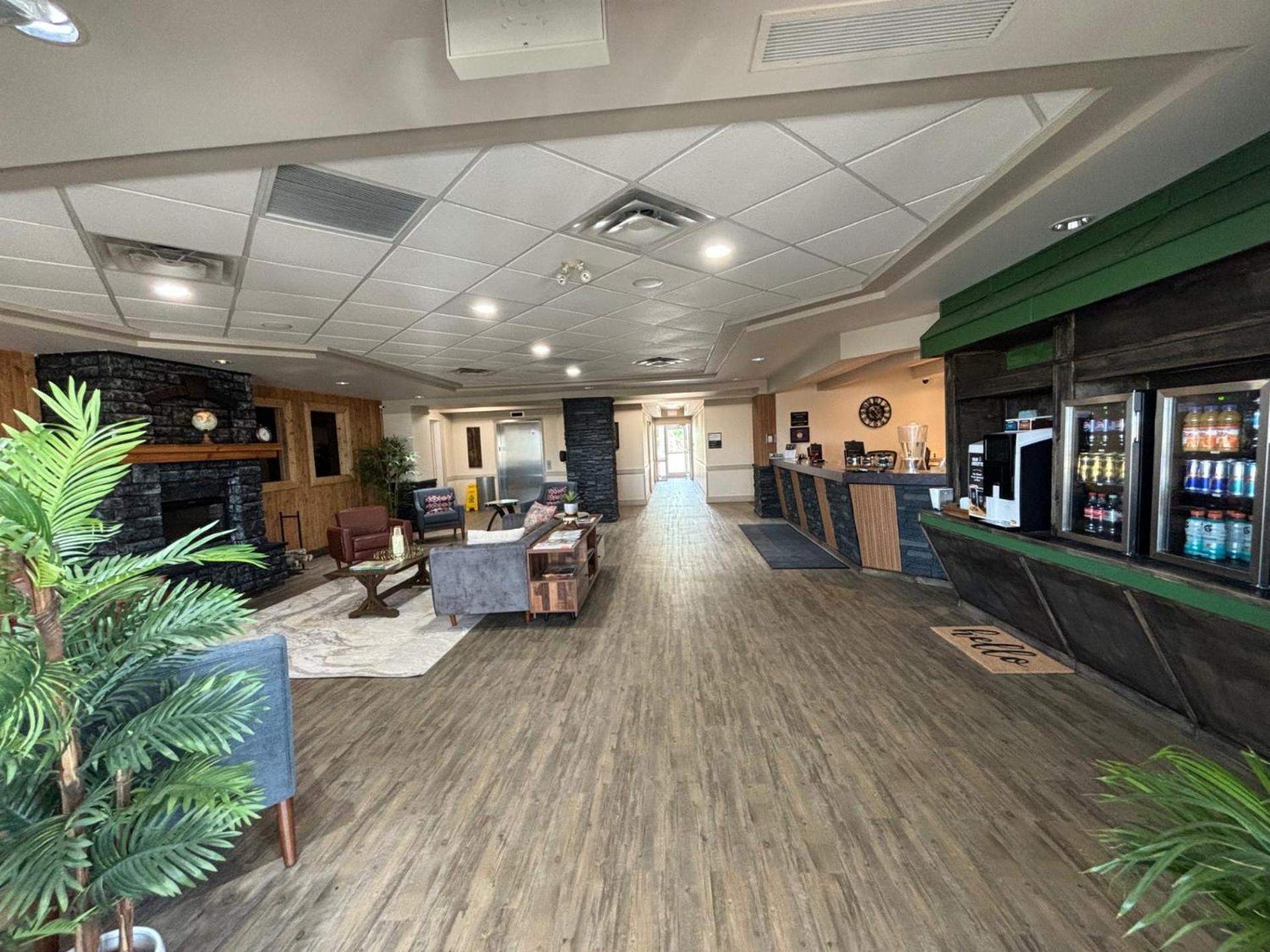 Ramada By Wyndham Estevan מראה חיצוני תמונה