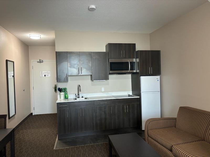 Ramada By Wyndham Estevan מראה חיצוני תמונה