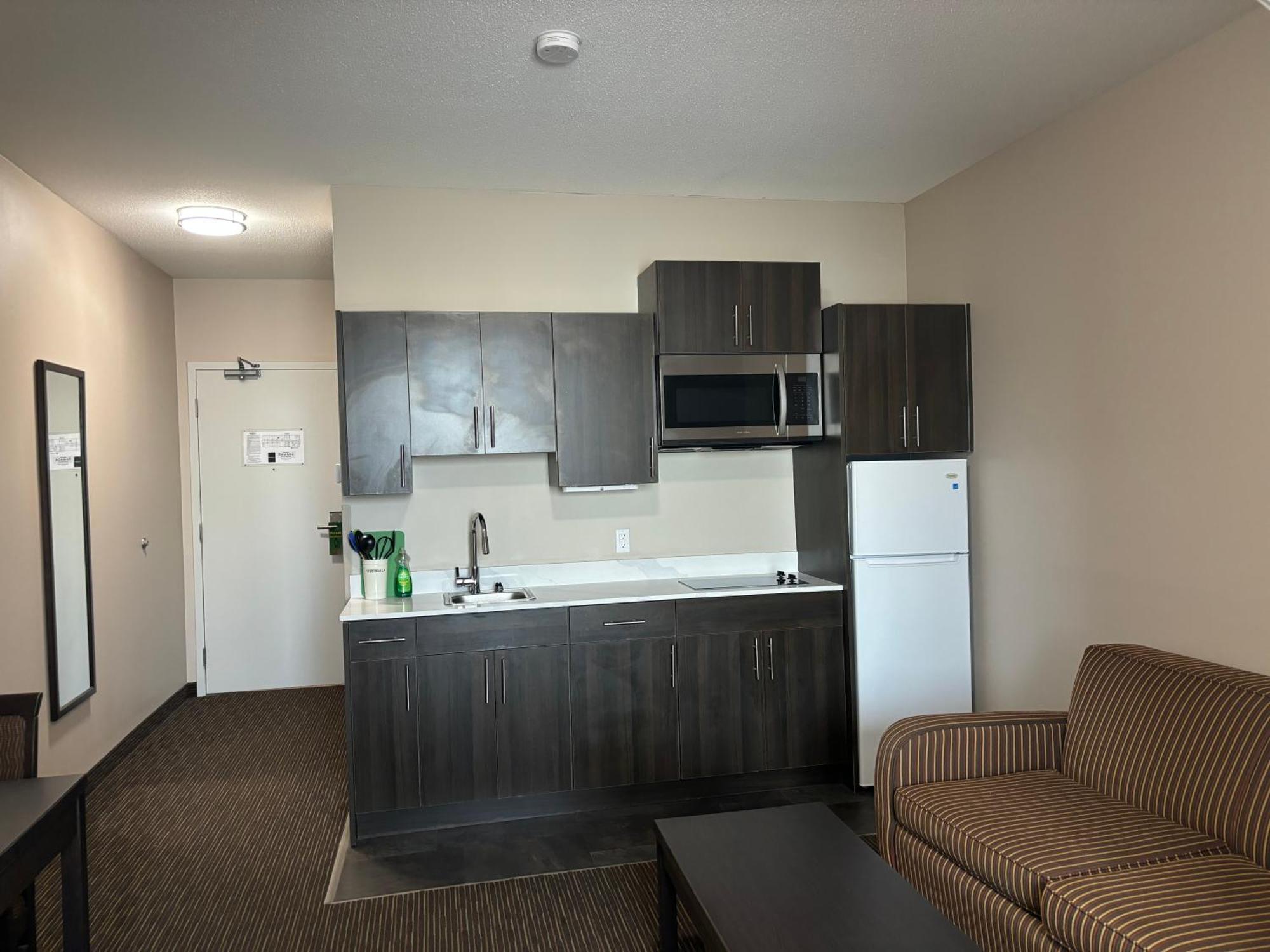 Ramada By Wyndham Estevan מראה חיצוני תמונה