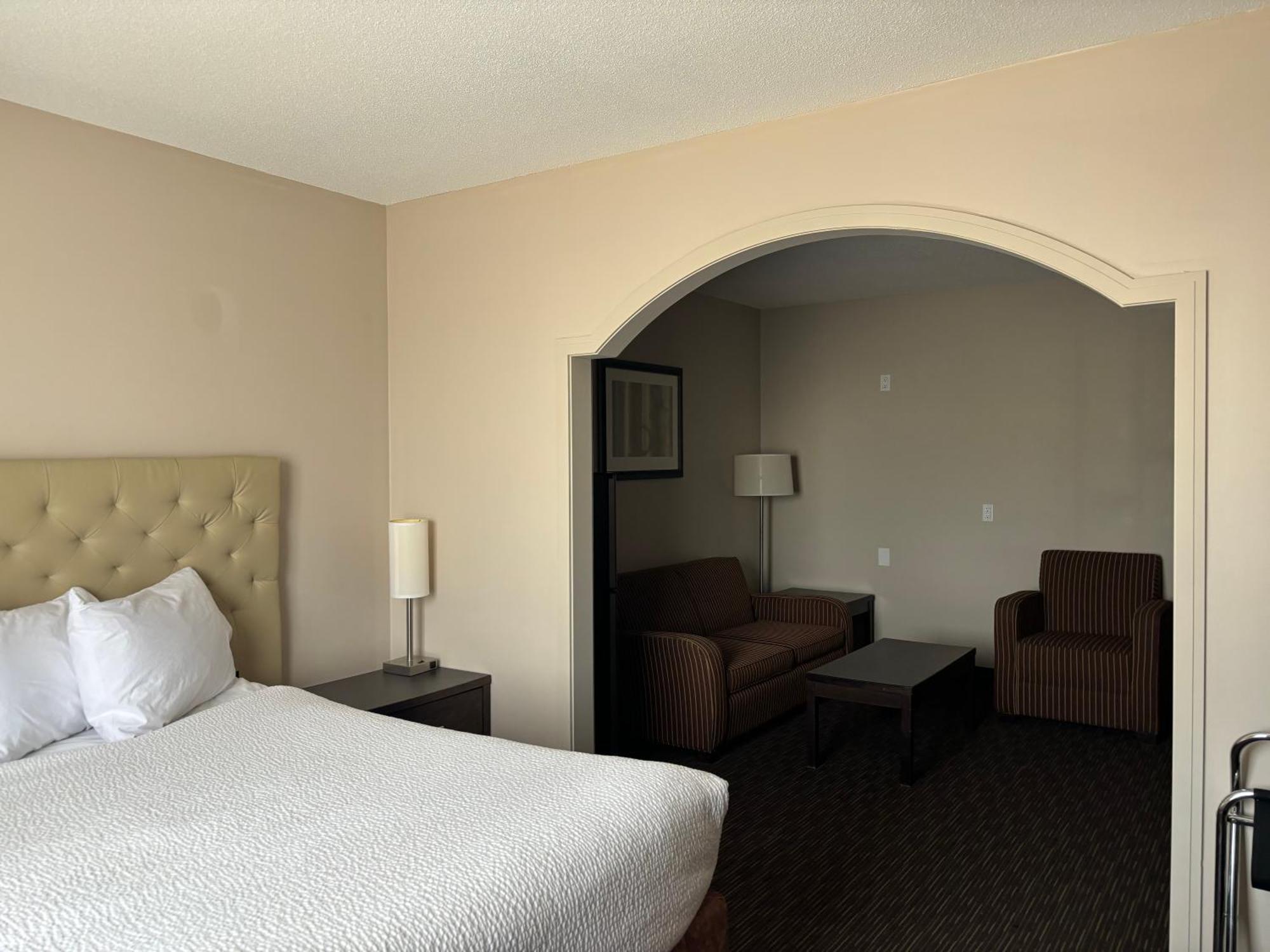 Ramada By Wyndham Estevan מראה חיצוני תמונה