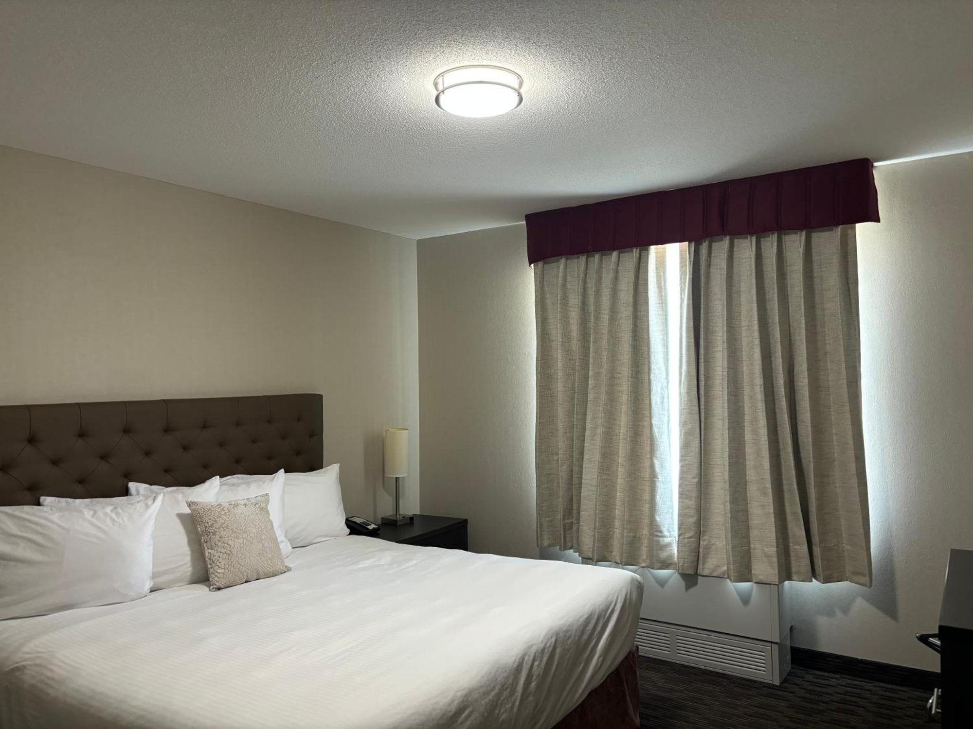 Ramada By Wyndham Estevan מראה חיצוני תמונה