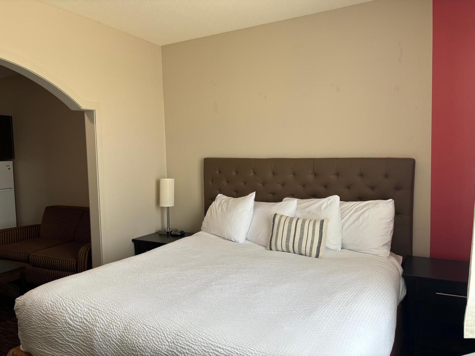 Ramada By Wyndham Estevan מראה חיצוני תמונה