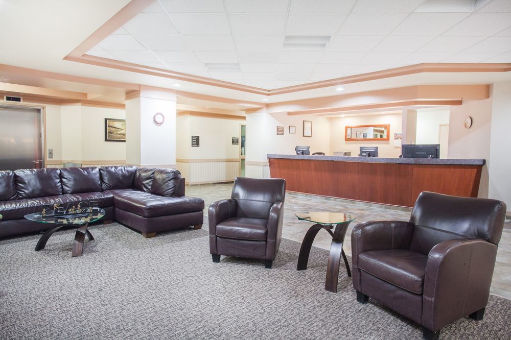 Ramada By Wyndham Estevan מראה חיצוני תמונה