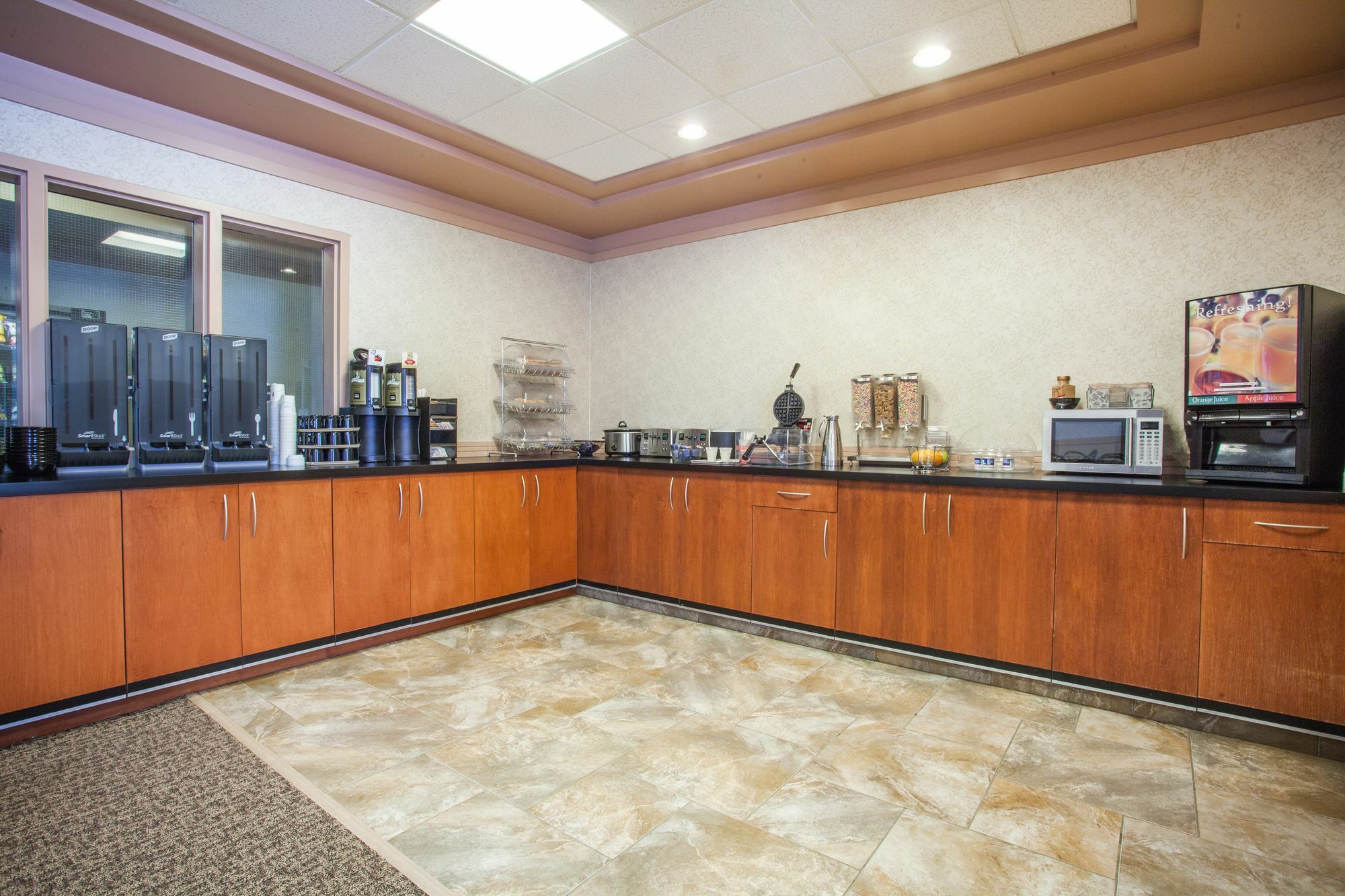 Ramada By Wyndham Estevan מראה חיצוני תמונה